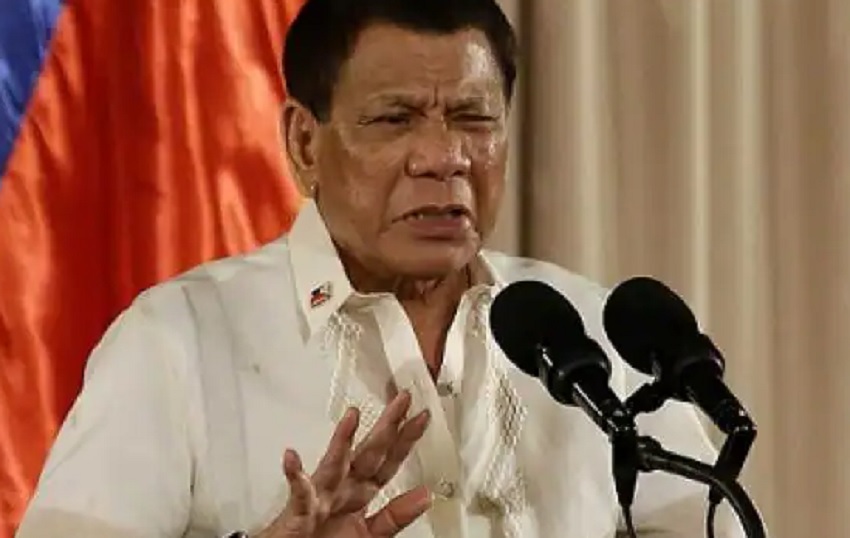फिलिपींस के राष्ट्रपति ने महिला हेल्पर के प्राईवेट पार्ट को छूने की कोशिश, वायरल वीडियो की खूब हो रही अलोचना
