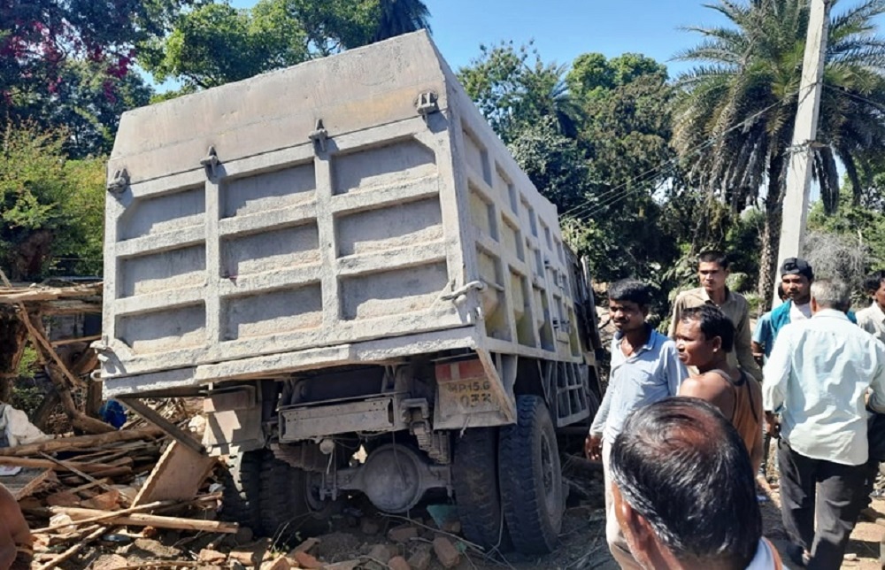 सागर / अनियंत्रित होकर घर में जा घुसा सीमेंट लेकर जा रहा ट्रक, पति-पत्नी समेत तीन की मौत सागर / अनियंत्रित होकर घर में जा घुसा सीमेंट लेकर जा रहा ट्रक, पति-पत्नी समेत तीन की मौत