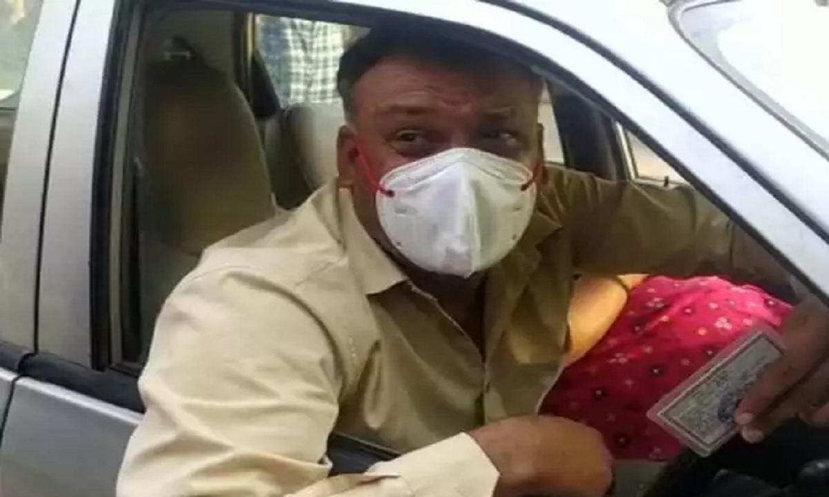 रीवा में सिस्टम से हार गया BSF जवान! कोरोना संक्रमित पत्नी की हुई मौत, 8 घंटों तक भटकने के बाद मिला था अस्पताल में बेड रीवा में सिस्टम से हार गया BSF जवान! कोरोना संक्रमित पत्नी की हुई मौत, 8 घंटों तक भटकने के बाद मिला था अस्पताल में बेड