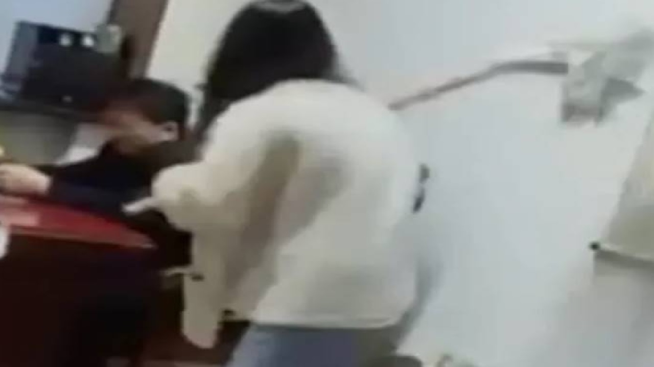 बाॅस के अश्लील मैसेज से तंग महिला ने झाडू उठाकर की जमकर पिटाई!