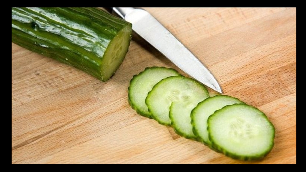 Eating Kheera Health Benefits : गर्मियों में खीरे सेवन से मिलते कई अद्भुत फायदें, ये बीमारियां होती है दूर Eating Kheera Health Benefits : गर्मियों में खीरे सेवन से मिलते कई अद्भुत फायदें, ये बीमारियां होती है दूर