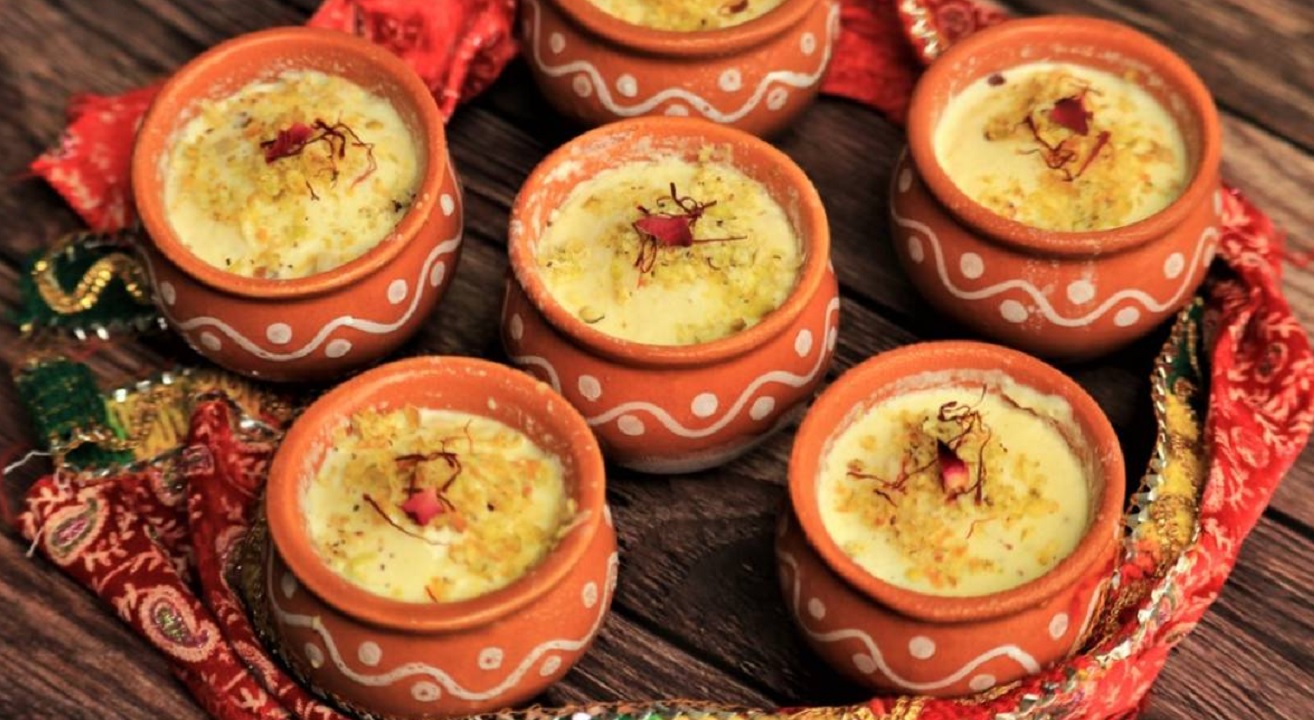 घर में इस आसान विधि से बनाए मटका कुल्फी, स्वाद ऐसा की भूल जाएंगे बाजार की कुल्फी