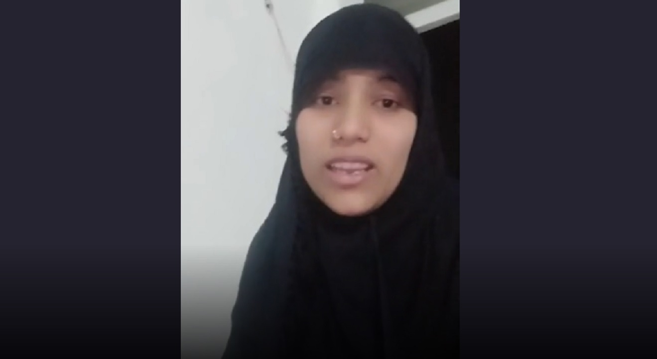 Indore News : प्रेमी के लिए परिजनों से भिड़ी युवती, कहा-अलग किया तो दे दूंगी जान Indore News : प्रेमी के लिए परिजनों से भिड़ी युवती, कहा-अलग किया तो दे दूंगी जान