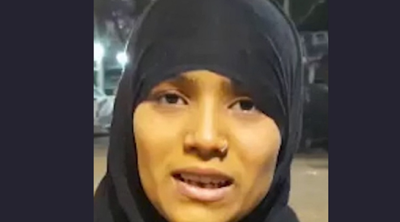 Indore News : प्रेमी के लिए परिजनों से भिड़ी युवती, कहा-अलग किया तो दे दूंगी जान