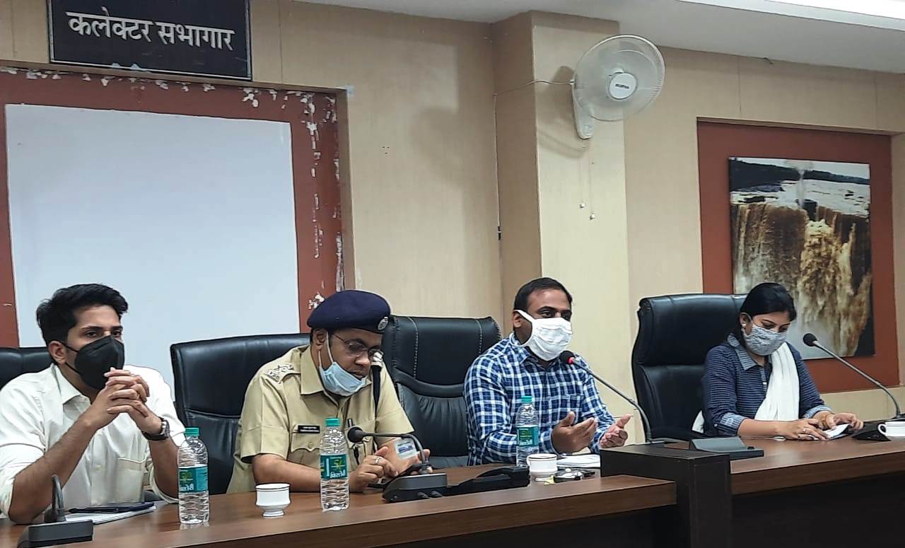 रीवा में कोरोना नियंत्रण के लिये राजस्व तथा पुलिस अधिकारियों की बैठक, कलेक्टर ने कहा- लॉकडाउन का कठोरता से पालन हो रीवा में कोरोना नियंत्रण के लिये राजस्व तथा पुलिस अधिकारियों की बैठक, कलेक्टर ने कहा- लॉकडाउन का कठोरता से पालन हो