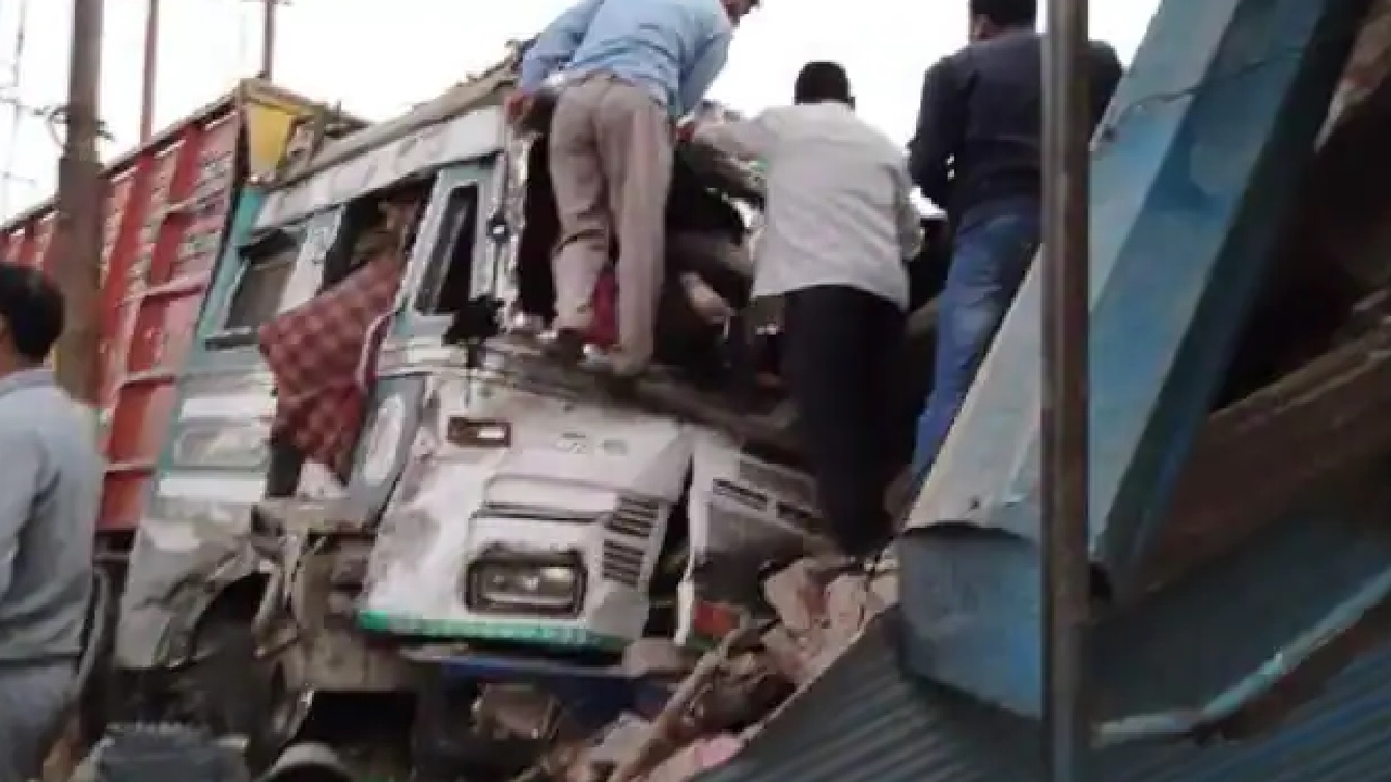 उत्तरप्रदेश के इटावा में दर्दनाक हादसा; बेकाबू ट्रक ने 11 को कुचला, 3 की मौत!