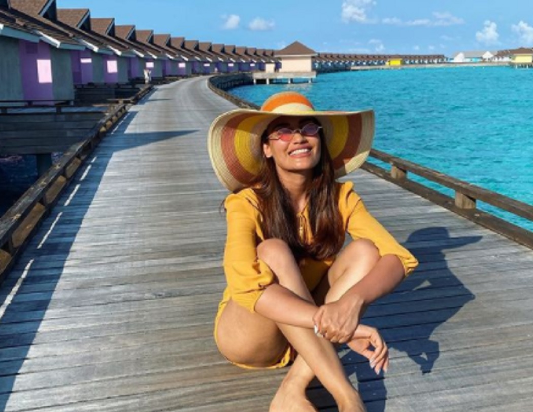 सिर पर टोपी व येलो ड्रेस में बेहद खूबसूरत नजर आई Surbhi Jyoti, एक्ट्रेस का हाॅट लुक फैंस को खूब आ रहा पसंद