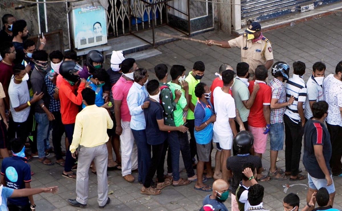 Total Lockdown in Delhi / दिल्ली में 6 दिनों के टोटल लॉकडाउन का ऐलान, शराब की दुकानों में उमड़ पड़ें लोग