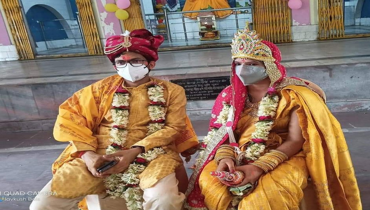 Singrauli : डॉक्टर ने पेशे की मिशाल, कोविड मरीजों की रात में किया देखभाल, सुबह मंदिर में किया विवाह