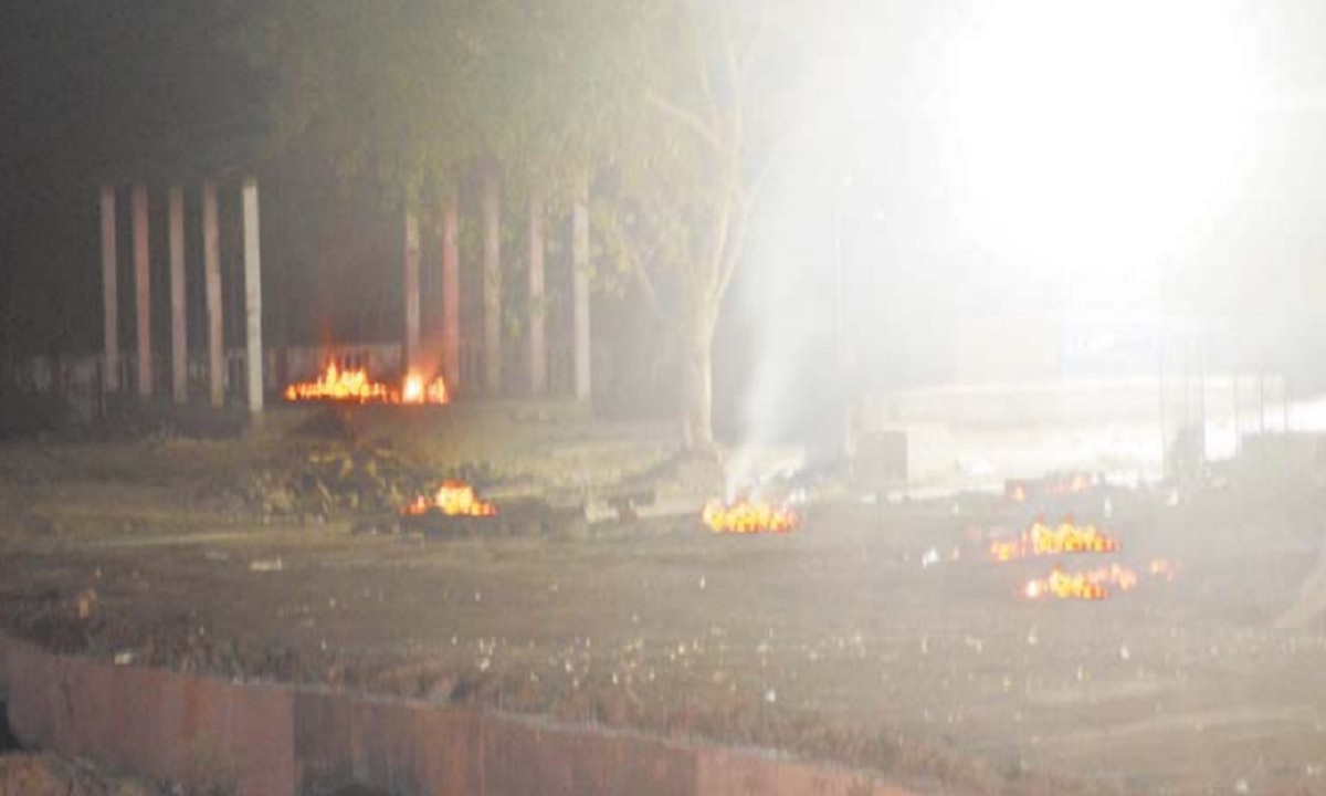 कातिल कोरोना / रीवा में पहली बार कोविड गाइडलाइन्स से 9 शवों का अंतिम संस्कार, 8 को जलाया, एक को दफनाया