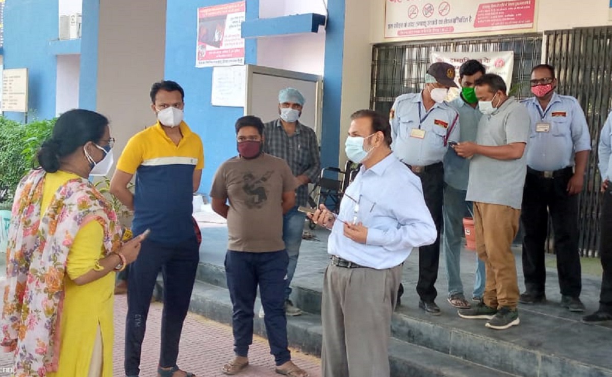 महज दो घंटे की बची थी ऑक्सीजन, दहशत में आएं लोग तो अलसुबह रीवा डीएम इलैयाराजा ने कराई व्यवस्था