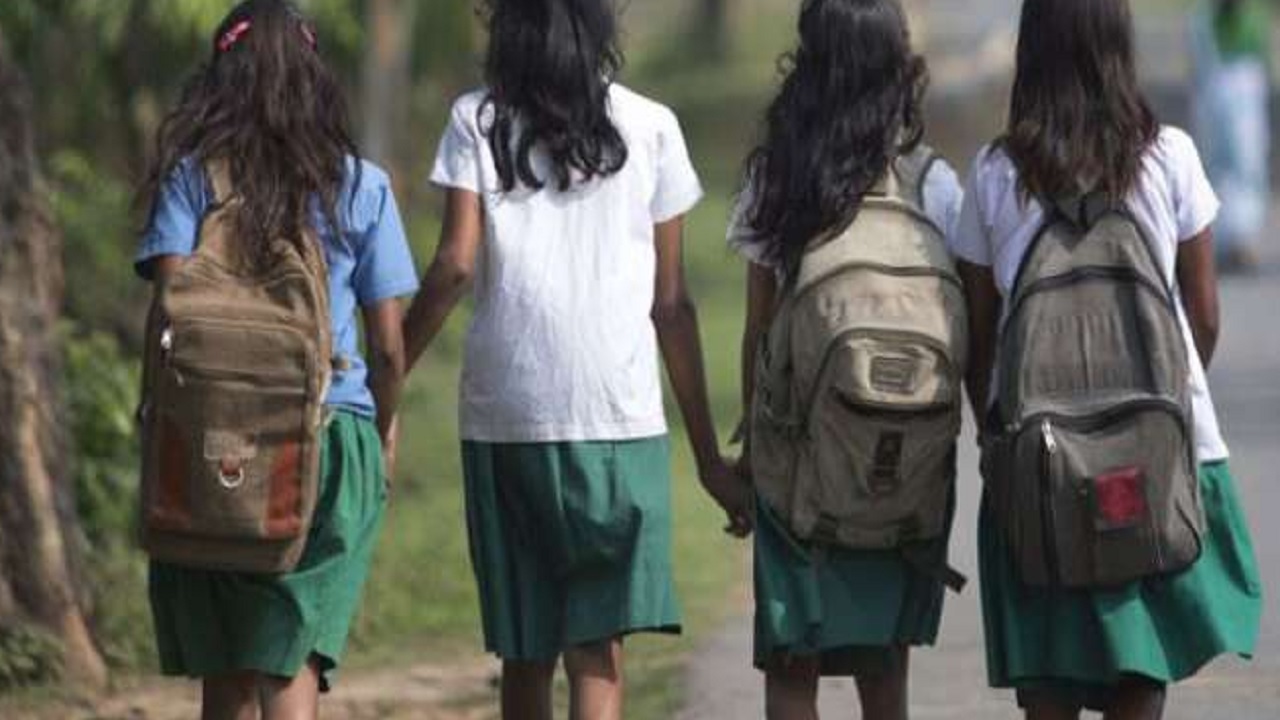 Varanasi News : 10वीं में मिला कम नम्बर तो पांच सहेलिया हिरोइन बनने चल दी मुम्बई, वाराणसी में पकड़ी गई तो खुला राज