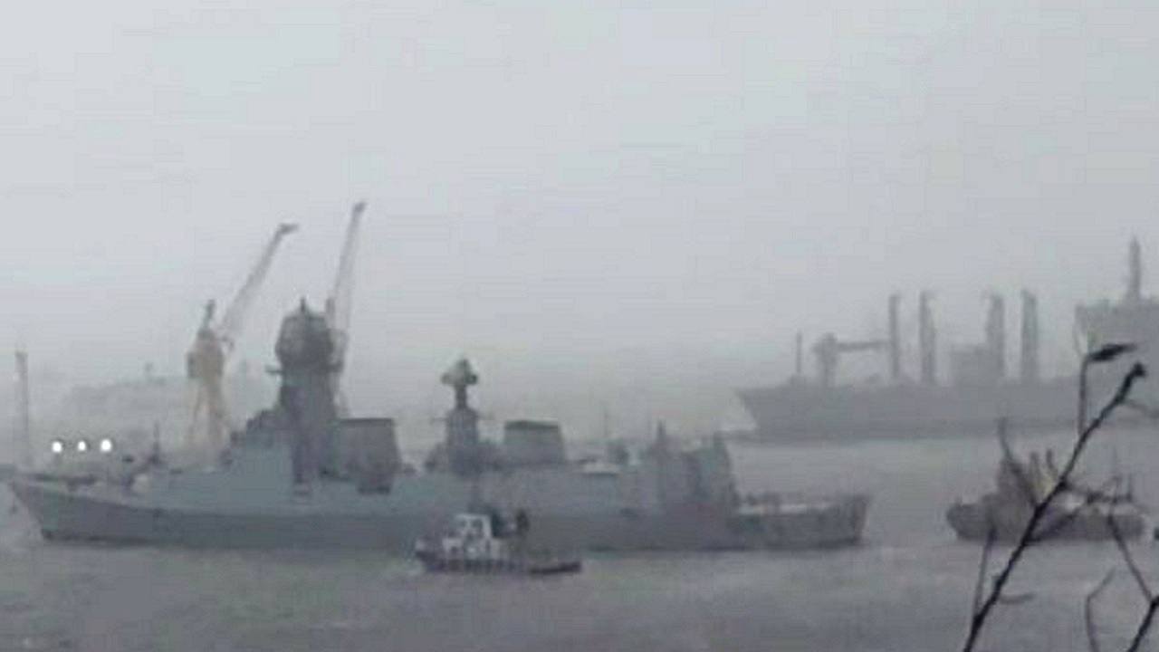 Cyclone Tauktae Update / तूफ़ान के कारण समुद्र में डूबा भारतीय जहाज, 146 लोगों को नौसेना ने बचाया, 170 लापता