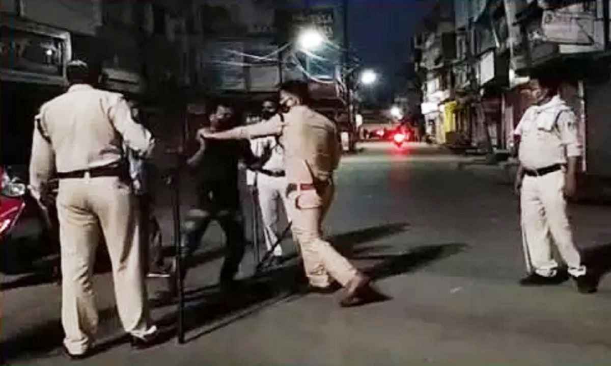 MP Police का अमानवीय चेहरा / हार्ट के बायपास सर्जरी का निशान और दवाएं दिखाता रहा युवक, फिर भी बेरहमी से पीटती रही पुलिस MP Police का अमानवीय चेहरा / हार्ट के बायपास सर्जरी का निशान और दवाएं दिखाता रहा युवक, फिर भी बेरहमी से पीटती रही पुलिस