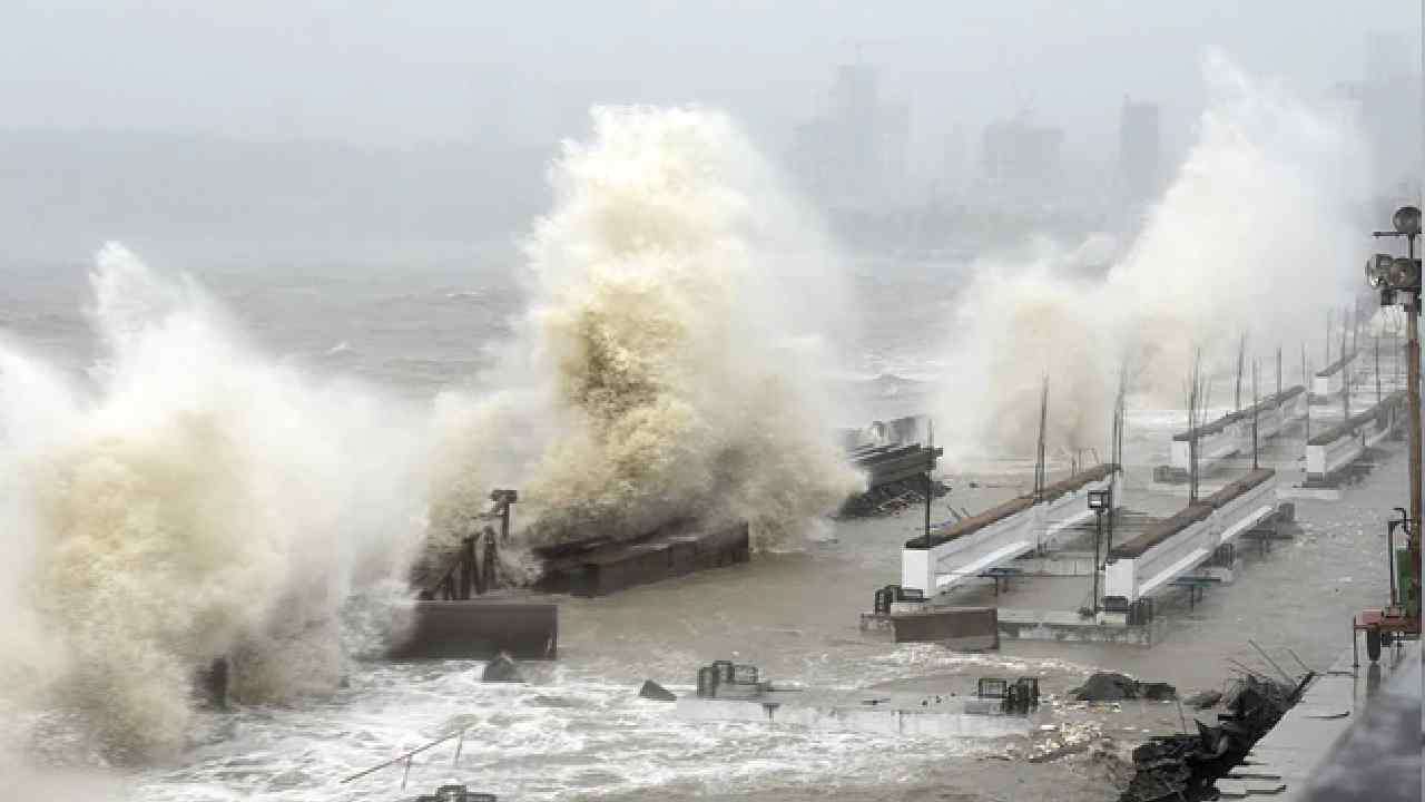 Cyclone Tauktae Update / Indian ship sunk due to storm, Navy rescued 146 people, 170 missing
