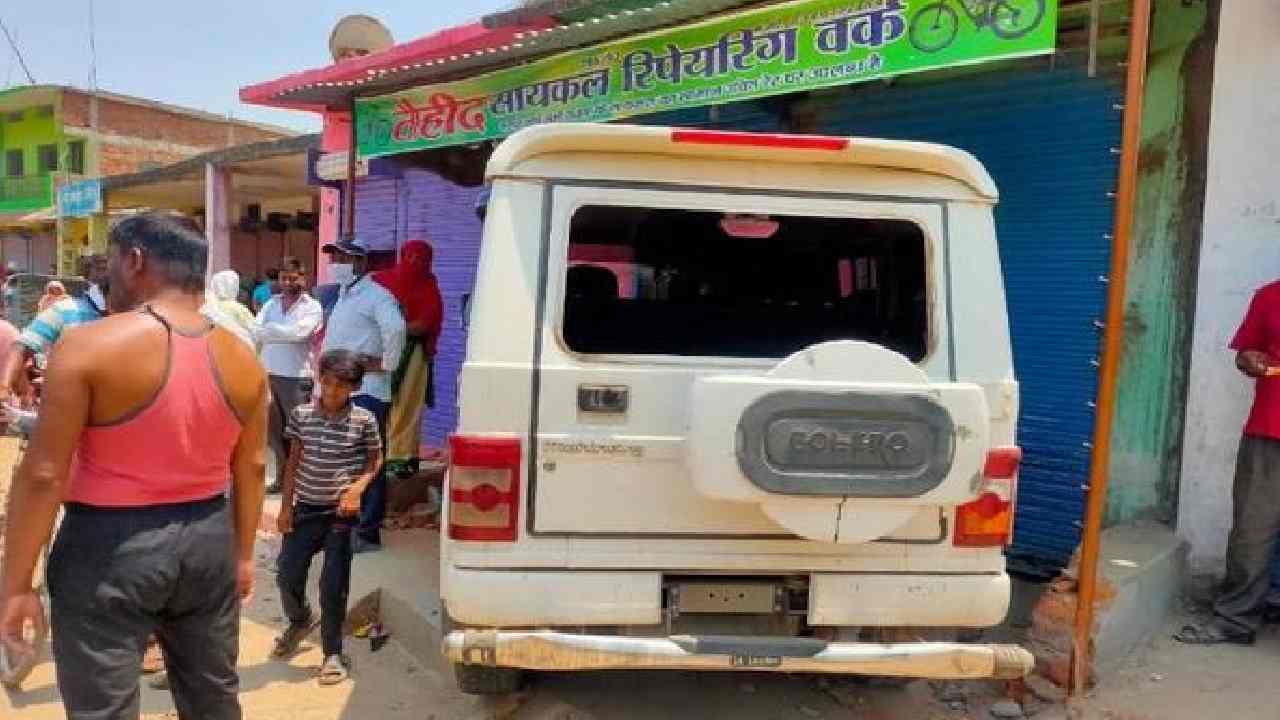 रीवा / मकान में घुसा नशेड़ियों का वाहन, बचाव कार्य में लगे लोगों ने तलाशी ली तो निकली नशीली सिरप की बोतलें रीवा / मकान में घुसा नशेड़ियों का वाहन, बचाव कार्य में लगे लोगों ने तलाशी ली तो निकली नशीली सिरप की बोतलें