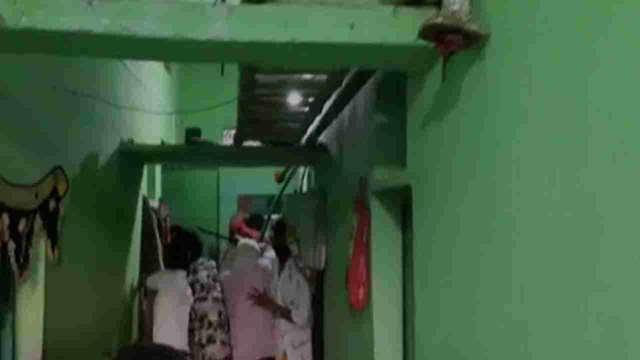 लॉकडाउन में खोल रखी थी दुकानें, पुलिस वाले ने दुकानदार के सर पर डंडा मार दिया, तो लोगों ने पुलिसकर्मी को दौड़ा-दौड़ा कर पीटा लॉकडाउन में खोल रखी थी दुकानें, पुलिस वाले ने दुकानदार के सर पर डंडा मार दिया, तो लोगों ने पुलिसकर्मी को दौड़ा-दौड़ा कर पीटा