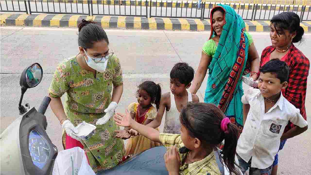 रीवा / HOC फाउंडेशन की सराहनीय पहल, कोरोना महामारी के बीच जरूरतमंदों को वितरित कर रहें भोजन एवं सूखे खाद्यान्न के पैकेट