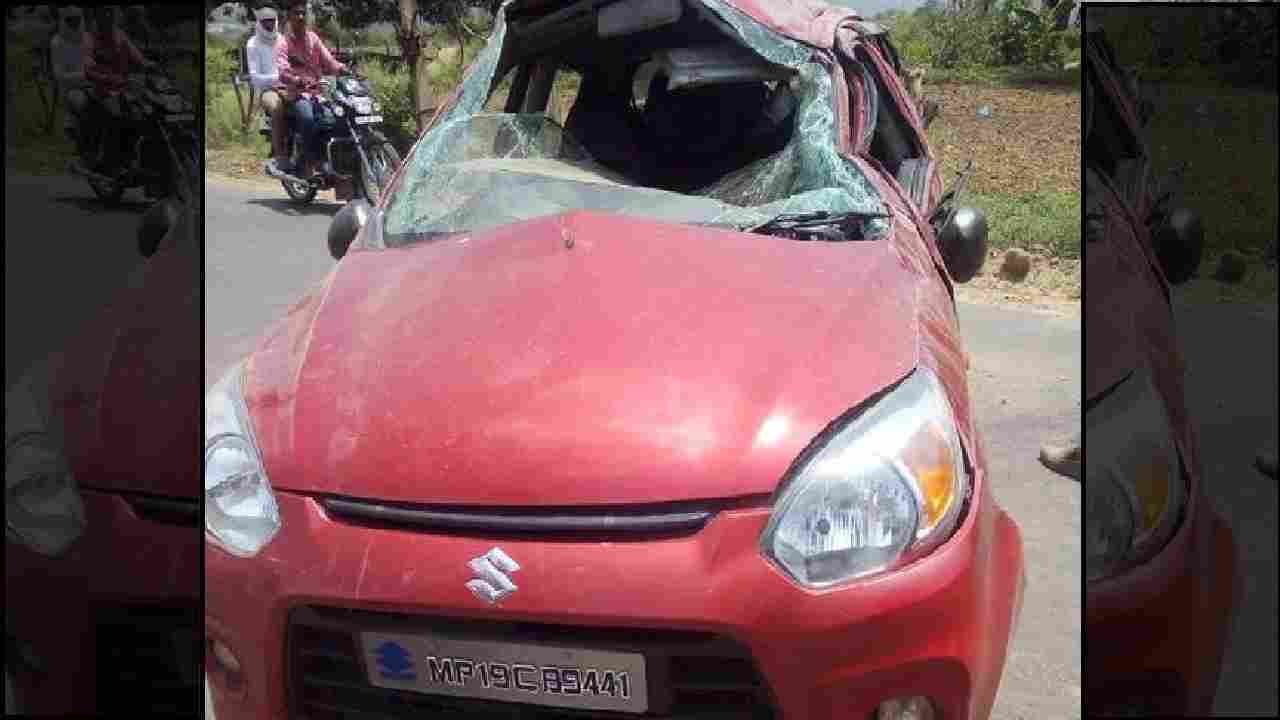 Satna Road Accident / तेज रफ़्तार में दौड़ रही कार का पहिया निकला, कई राउंड पलटी, एक की मौत, 3 गंभीर