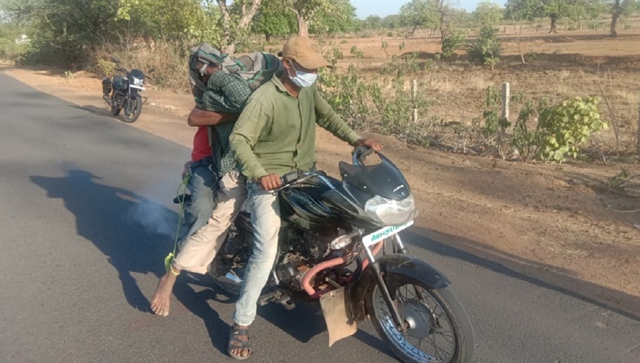Umaria : मानवता शर्मसार : बाइक में रस्सी से शव को बाध कर घर ले गये परिजन, 45 किमी का किया सफर