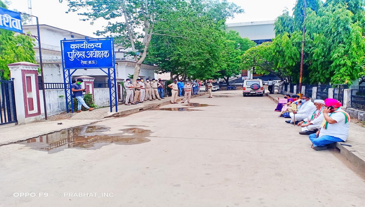 Rewa : कांग्रेसियों ने एसपी कार्यालय व थानों में दिया धरना, कहा दोहरा कानून नही चलेगा