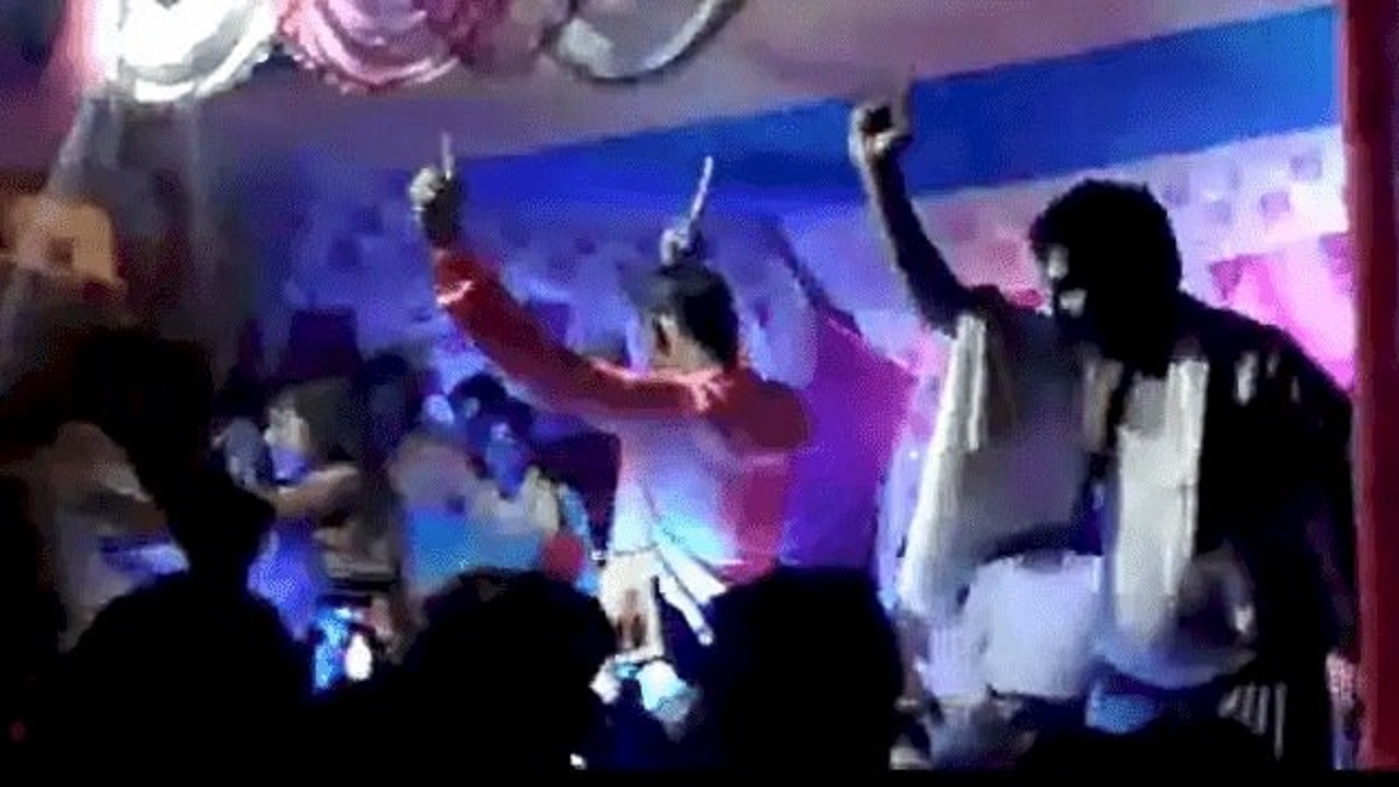 REWA : बर्थ-डे पार्टी कर डीजे में डांस ग्रामीणो को पड़ा महंगा, पुलिस ने दर्ज किया मामला REWA : बर्थ-डे पार्टी कर डीजे में डांस ग्रामीणो को पड़ा महंगा, पुलिस ने दर्ज किया मामला