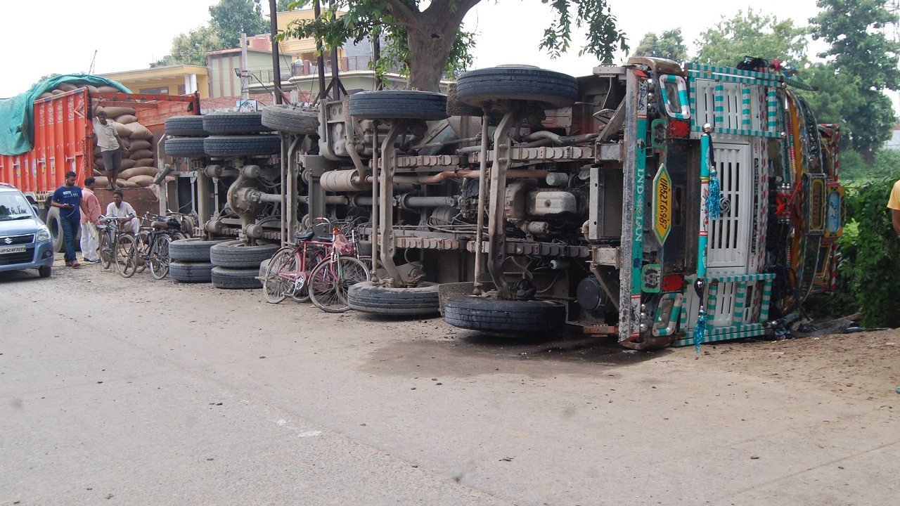 REWA : गेहू से भरा हुआ ट्रक पलटा, पुलिया के नीचे गिरी गेहू की बोरियां