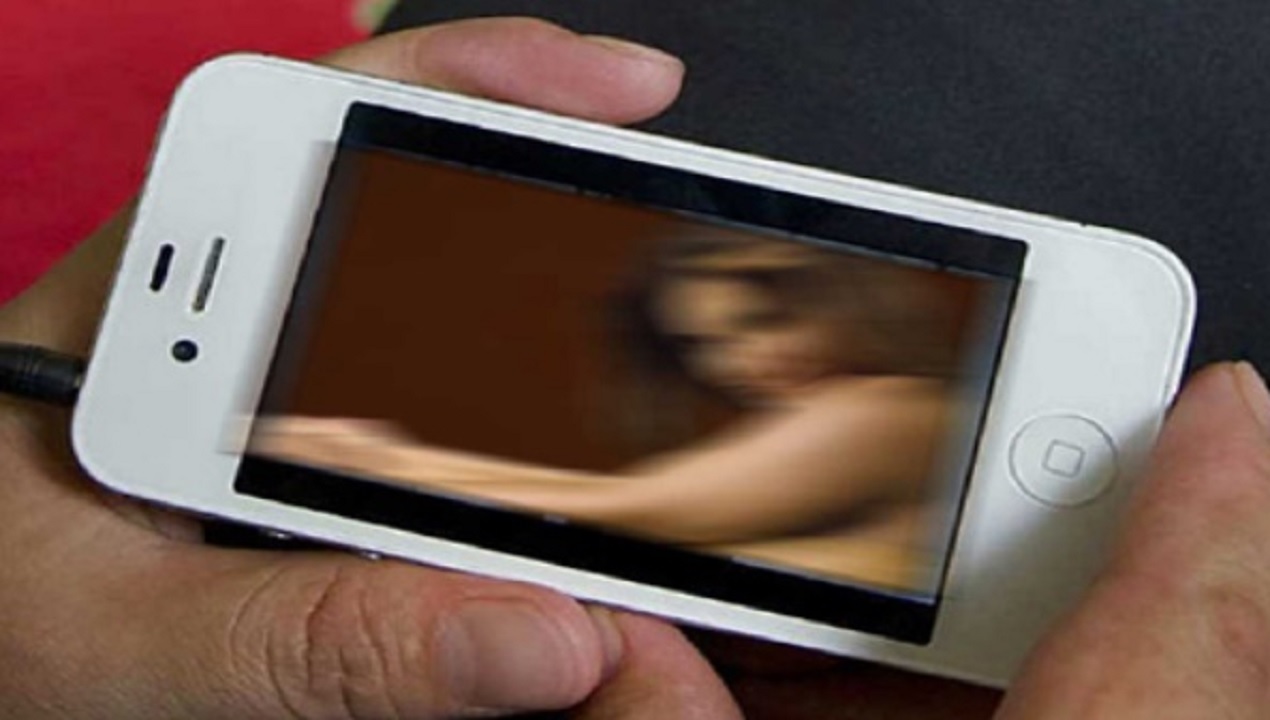 Bhopal : पत्नी का अश्लील वीडियों पति ने साले को भेजा, फिर कह डाली यह बड़ी बात Bhopal : पत्नी का अश्लील वीडियों पति ने साले को भेजा, फिर कह डाली यह बड़ी बात