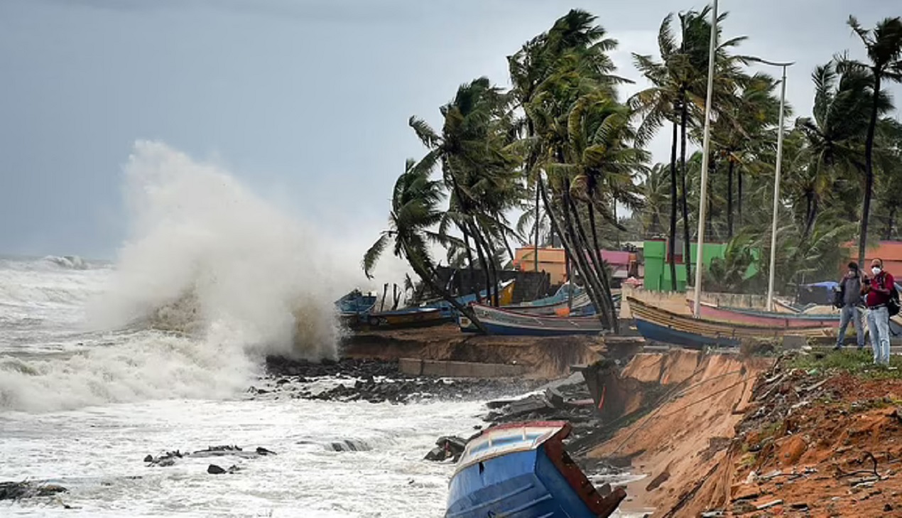 Cyclone Tauktae / Goa के तटीय क्षेत्र से टकराया तूफान तौकते, Karnataka में मचाई तबाही, मदद के लिये वायुसेना के विमान तैयार