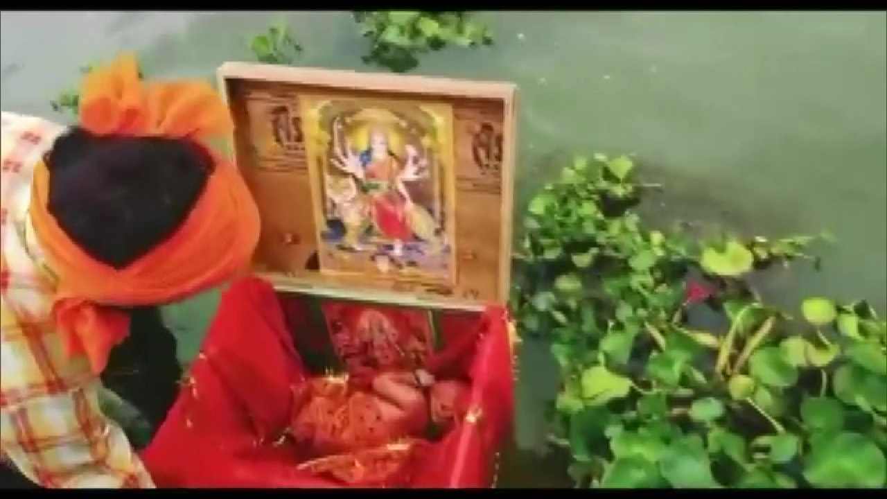 गंगा में बहते बक्से के अंदर दुर्गा माँ की तस्वीर के साथ चुनरी में लिपटी मिली मासूम