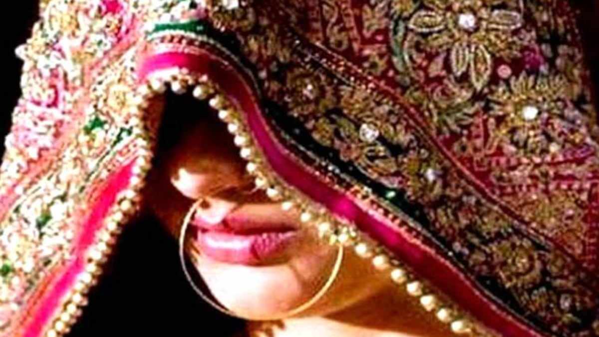 बेटे के टीचर्र से 50 वर्षीय पिता कर रहा था विवाह, तीन बच्चो के साथ पहुची पत्नी, फिर हुआ ऐसा