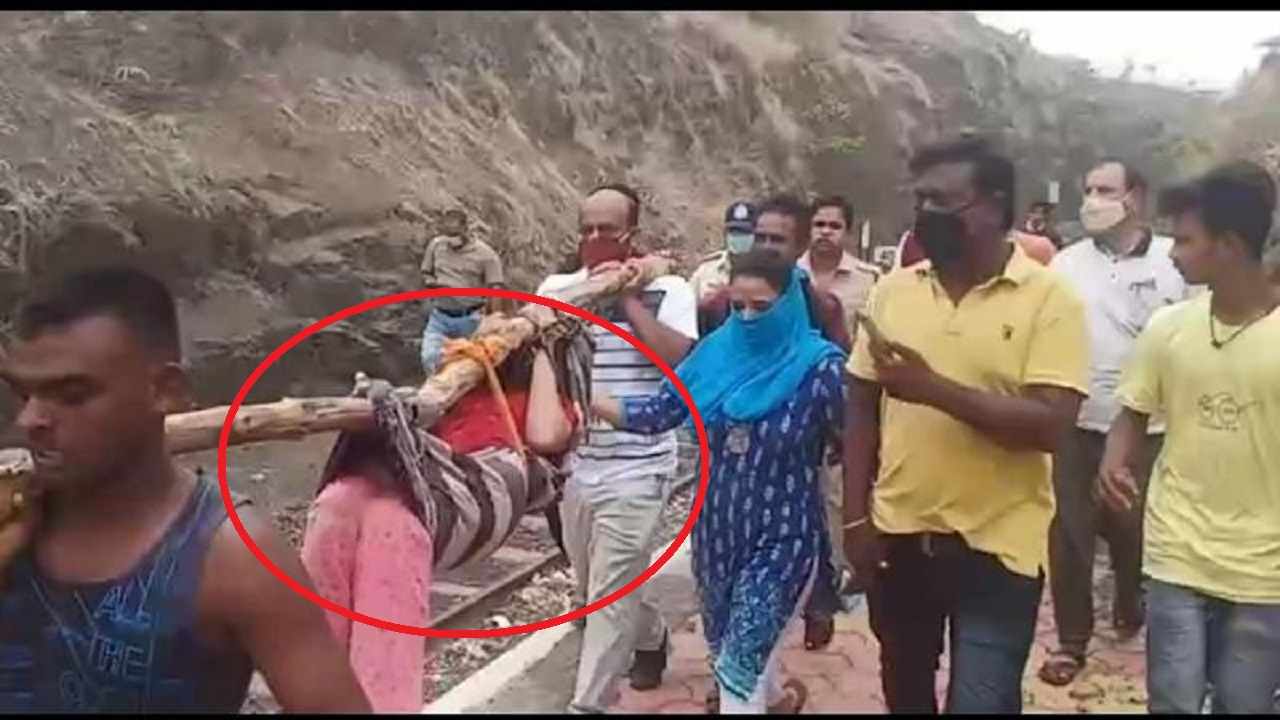 Indore: पहाड़ की उचाई से महिला बैंक कर्मी ने लगा दी छलांग, ऐसे बच पाई जान Indore: पहाड़ की उचाई से महिला बैंक कर्मी ने लगा दी छलांग, ऐसे बच पाई जान