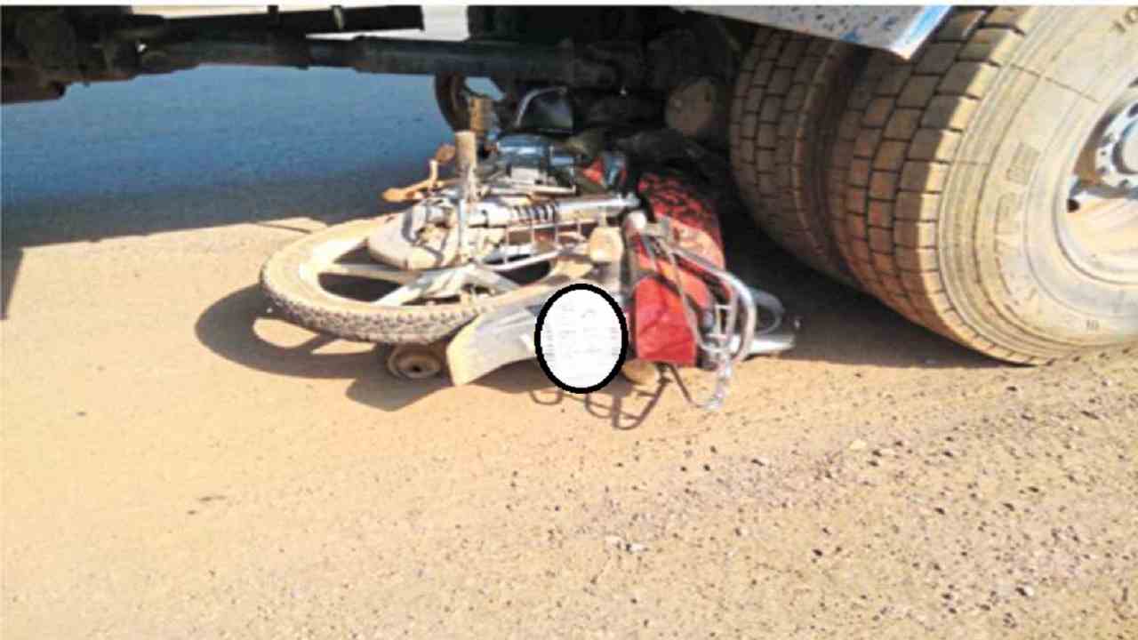 Rewa News Today : हाइवा में दबने से बाइक सवार की मौके पर मौत, आक्रोशित लोगो ने लगाया जाम Rewa News Today : हाइवा में दबने से बाइक सवार की मौके पर मौत, आक्रोशित लोगो ने लगाया जाम