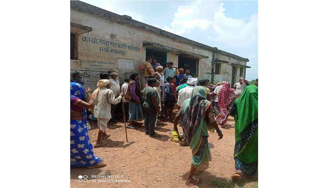 Satna : सरकारी राशन दुकान में ग्रामीणो ने जड़ा ताला, आरोप है कि तीन महीने से नही मिला एक दाना अनाज, राशन की कर रहे मांग