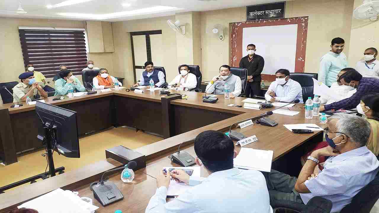 Rewa: अन्न उत्सव से जिले के 16 लाख परिवारों को मिलेगा राशन, कार्यक्रम को लेकर प्रभारी मंत्री ने की समीक्षा