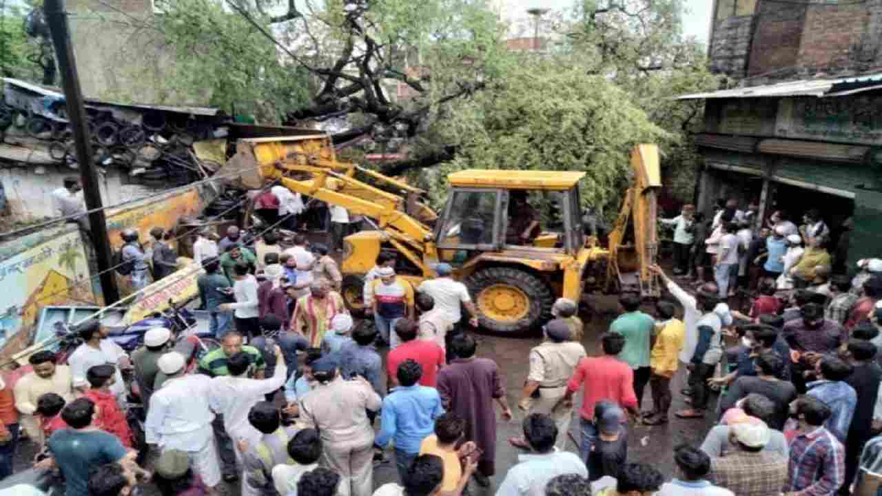 Bhopal: बारिश का कहर, घर पर गिरा पेड़, 4 लोग दबे, 2 की मौत Bhopal: बारिश का कहर, घर पर गिरा पेड़, 4 लोग दबे, 2 की मौत