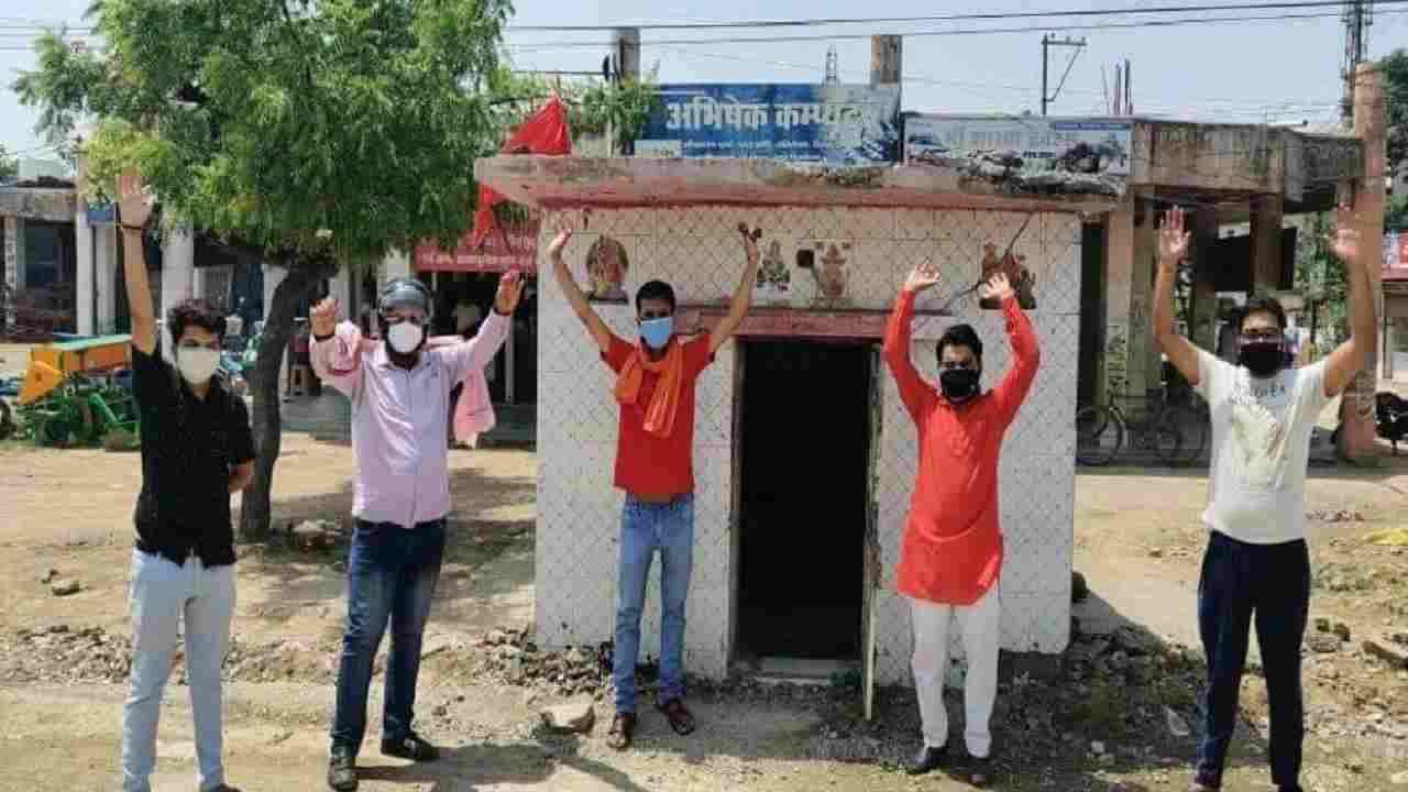 रीवा में मॉडल रोड के लिए तोड़ दी मंदिर, अब नवीन निर्माण के दौरान छोटा और अव्यवस्थित बनाया जा रहा, लोगों में आक्रोश