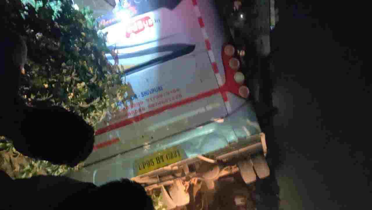 कानपुर में बड़ा सड़क हादसा / बस और टेम्पो की सीधी भिड़ंत, 17 लोगों की मौत, 30 से अधिक घायल