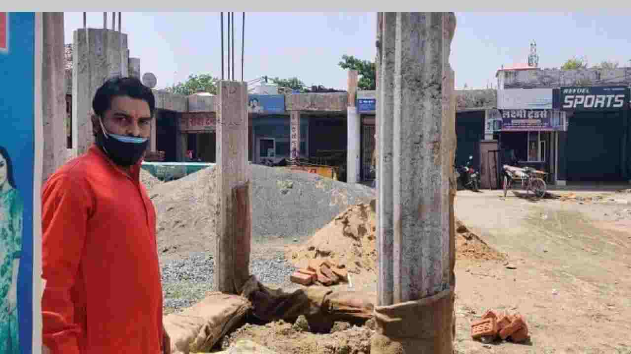 रीवा में मॉडल रोड के लिए तोड़ दी मंदिर, अब नवीन निर्माण के दौरान छोटा बनाया जा रहा धर्मस्थल, लोगों में आक्रोश