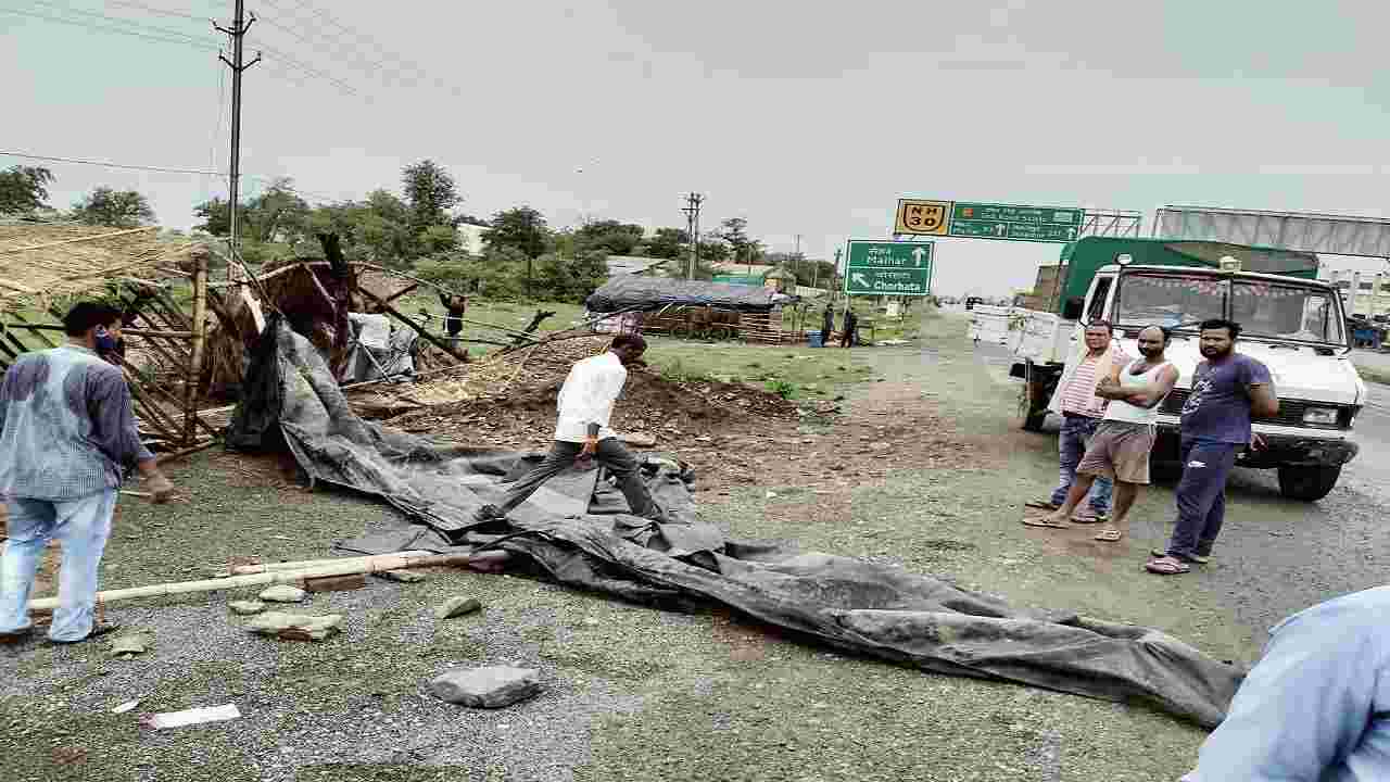 Rewa: हाईवे पर प्रशासन ने की कार्रवाई, हटाया गया अतिक्रमण, लोगो में रहा आक्रोश