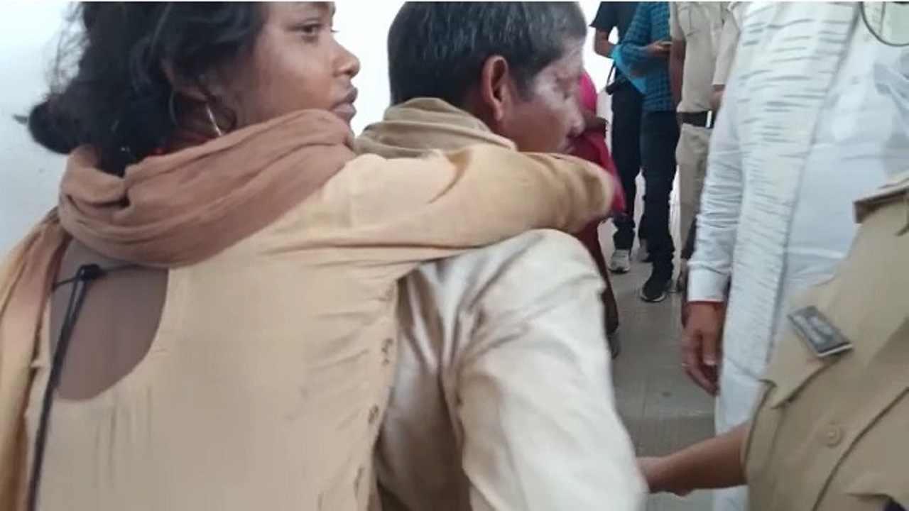 जिला अस्पताल सतना में स्ट्रेचर लापता, परिजनों के कंधे पर रोगी, बिफरे प्रभारी मंत्री