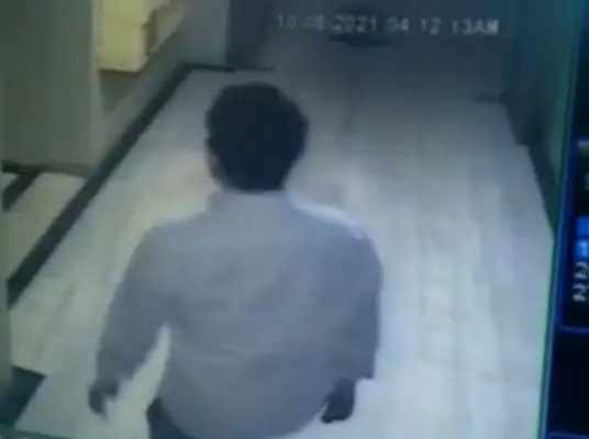 सीसीटीवी में चोरी करते नजर आया था