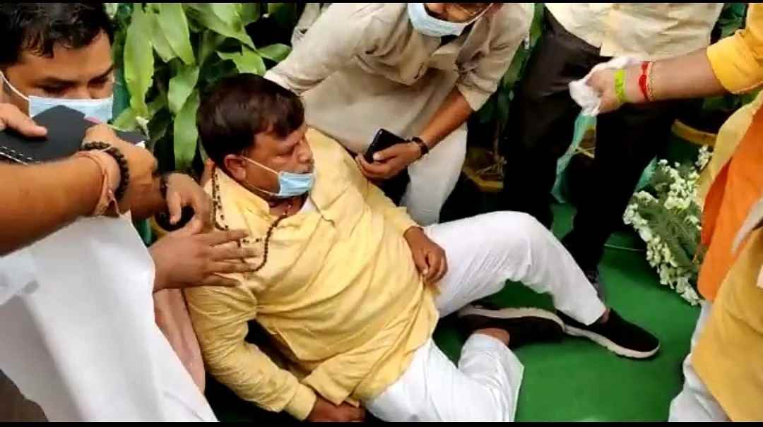 Gwalior : मंच से नीचे गिरे प्रदेश के ऊर्जा मंत्री Pradhuman Singh Tomar, फिर मच गया हड़कम्प, सरकारी मंच पर थें केंद्रीय मंत्री सहित 25 लोग Gwalior : मंच से नीचे गिरे प्रदेश के ऊर्जा मंत्री Pradhuman Singh Tomar, फिर मच गया हड़कम्प, सरकारी मंच पर थें केंद्रीय मंत्री सहित 25 लोग