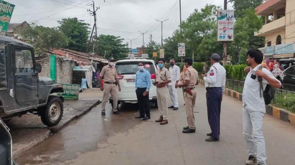 Rewa News : शिल्पी प्लाजा में भ्रमण के दौरान गाड़ी सर्विस एवं वर्कशॉप की दुकान में गंदगी देख भड़के कलेक्टर, फिर हुआ कुछ ऐसा..