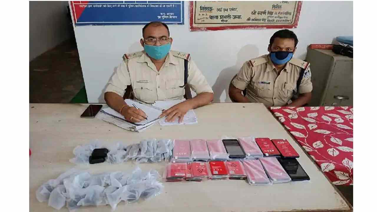 Rewa : चोरी का मोबाइल बेचते दो युवक पकड़ाए, 27 नग मोबाइल जब्त