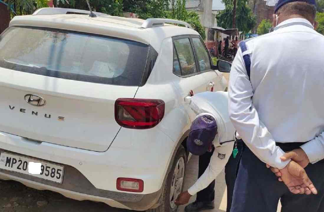 Rewa : नो पर्किग में खड़े 1 सैकड़ा वाहनों पर कार्रवाई, दी गई समझाइश Rewa : नो पर्किग में खड़े 1 सैकड़ा वाहनों पर कार्रवाई, दी गई समझाइश
