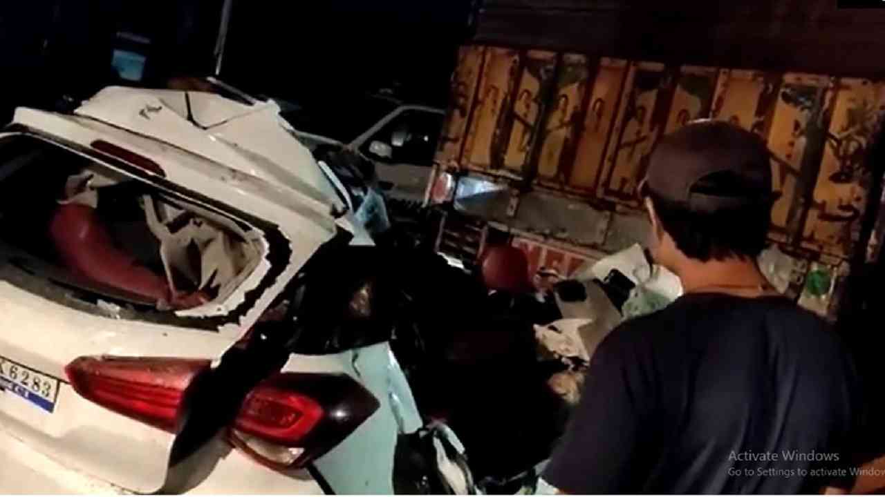 Accident : तेज रफ़्तार i20 कार ट्रक में जा टकराई, 4 की मौके पर मौत, कटर से कार को काटकर शवों को निकाला गया बाहर