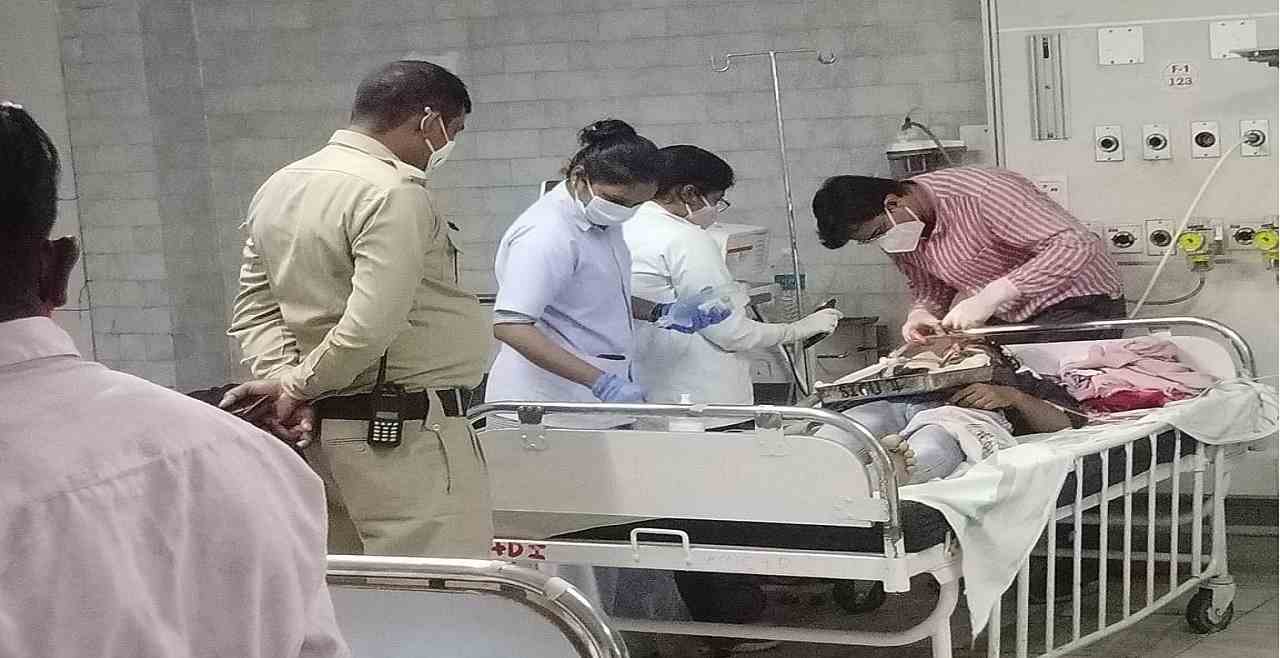 Rewa News Today : शहर के पॉस इलाके में घर के अंदर युवक को मारी गोली, क्षेत्र में सनसनी Rewa News Today : शहर के पॉस इलाके में घर के अंदर युवक को मारी गोली, क्षेत्र में सनसनी