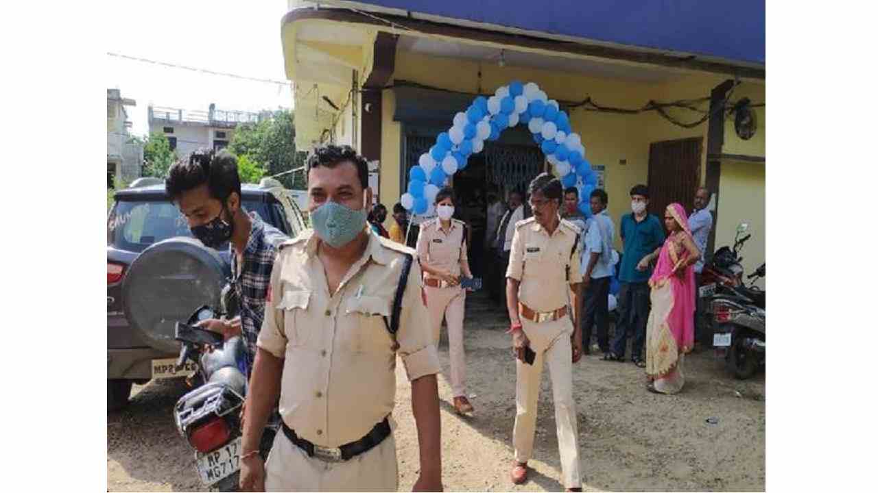 Satna : बैंक स्थापना दिवस पर कर्मचारी मस्ती में, बैंक से 4.50 लाख चोरी