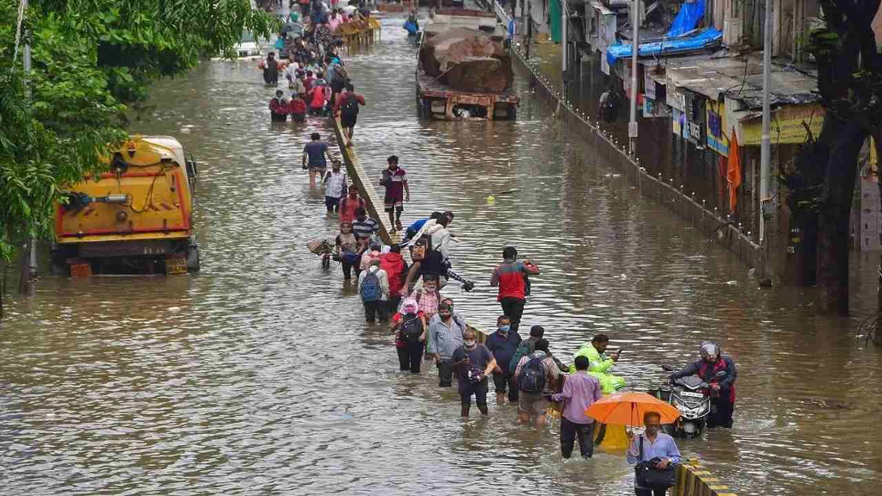 Mumbai Rain: IMD ने जारी किया रेड अलर्ट, आज भी भारी बारिश के आसार